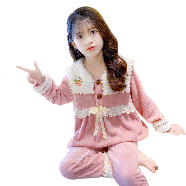 Nový model elegantného pyžama s výšivkou