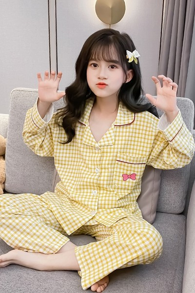 Detské kockované pyžamo pre dievčatá s klasickým golierom a vreckom