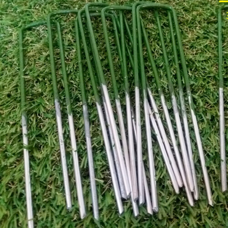Pozinkovaný oceľový kolík na umelý trávnik so skoseným koncom v tvare U, silný, polovičný zelený, univerzálny, odolný 150x25x3 mm