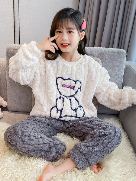 Dvojdielne plyšové pyžamo s výšivkou pre dievčatá
