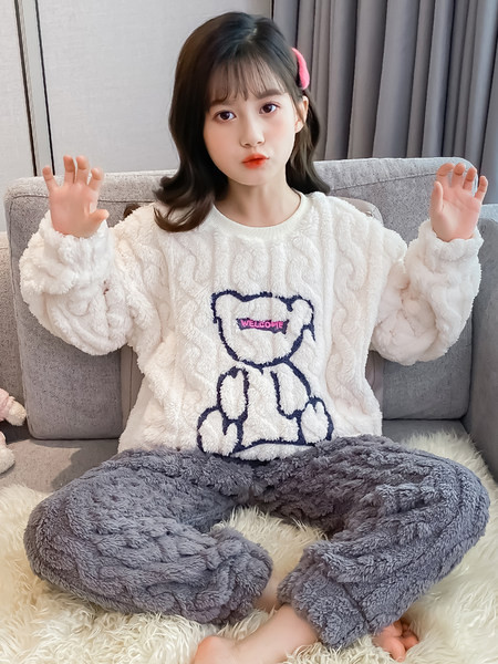 Dvojdielne plyšové pyžamo s výšivkou pre dievčatá