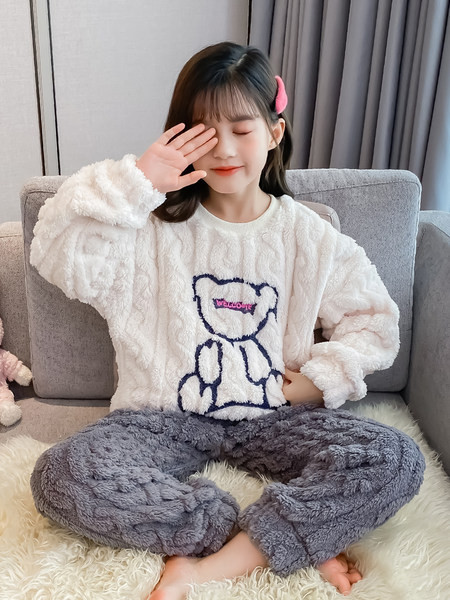 Dvojdielne plyšové pyžamo s výšivkou pre dievčatá