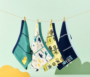 Keturių vaikiškų bokserių kelnaičių komplektas su skirtingais raštais berniukams