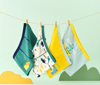 Keturių vaikiškų bokserių kelnaičių komplektas su skirtingais raštais berniukams