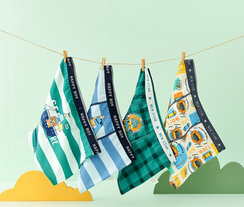 Keturių vaikiškų bokserių kelnaičių komplektas su skirtingais raštais berniukams