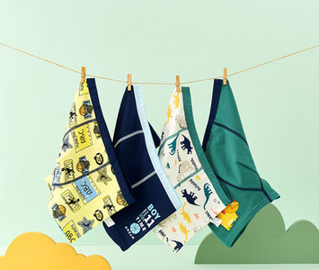 Keturių vaikiškų bokserių kelnaičių komplektas su skirtingais raštais berniukams