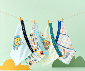 Keturių vaikiškų bokserių kelnaičių komplektas su skirtingais raštais berniukams