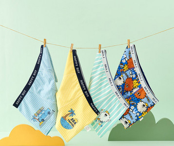 Keturių vaikiškų bokserių kelnaičių komplektas su skirtingais raštais berniukams