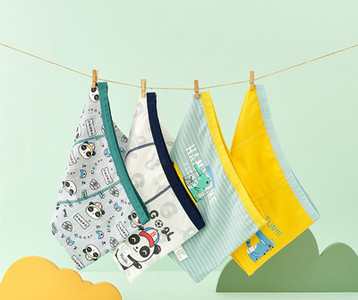 Keturių vaikiškų bokserių kelnaičių komplektas su skirtingais raštais berniukams