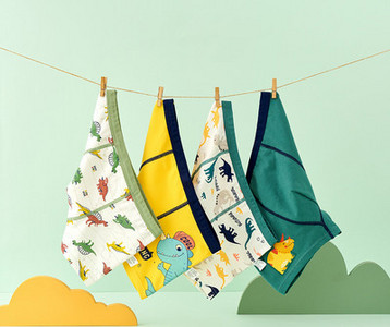 Keturių vaikiškų bokserių kelnaičių komplektas su skirtingais raštais berniukams