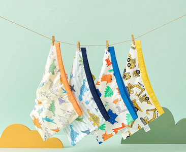 Keturių vaikiškų bokserių kelnaičių komplektas su skirtingais raštais berniukams