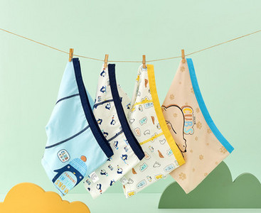 Keturių vaikiškų bokserių kelnaičių komplektas su skirtingais raštais berniukams