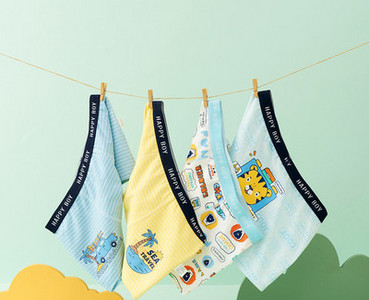 Keturių vaikiškų bokserių kelnaičių komplektas su skirtingais raštais berniukams