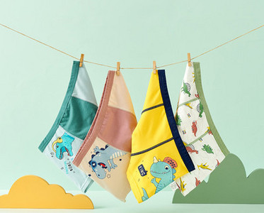 Keturių vaikiškų bokserių kelnaičių komplektas su skirtingais raštais berniukams