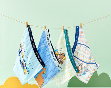 Keturių vaikiškų bokserių kelnaičių komplektas su skirtingais raštais berniukams