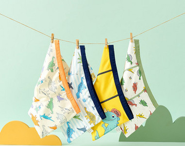 Keturių vaikiškų bokserių kelnaičių komplektas su skirtingais raštais berniukams