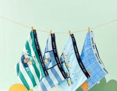 Keturių vaikiškų bokserių kelnaičių komplektas su skirtingais raštais berniukams