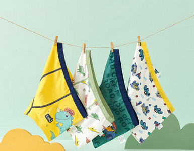 Keturių vaikiškų bokserių kelnaičių komplektas su skirtingais raštais berniukams