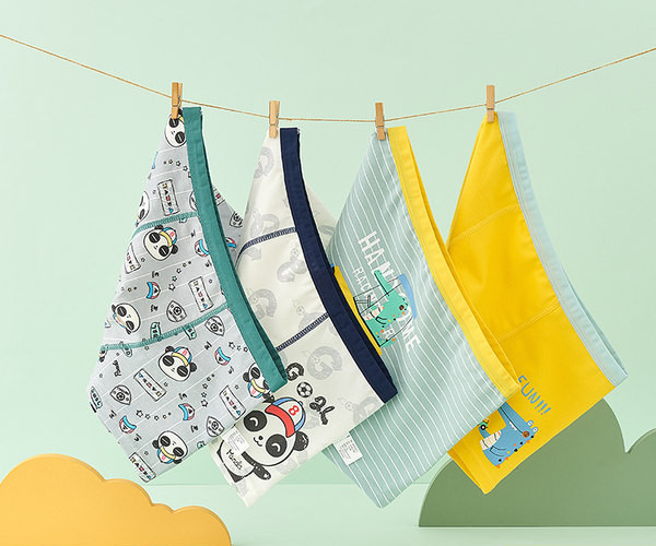 Keturių vaikiškų bokserių kelnaičių komplektas su skirtingais raštais berniukams