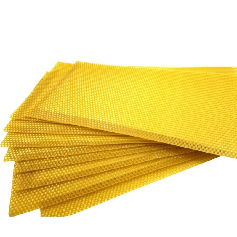 30 ks včelích plástov, papierových podkladových listov z včelieho vosku na výrobu sviečok, včelích voskových vločiek, včelárskeho náradia 14 x 10 x 0,3 cm