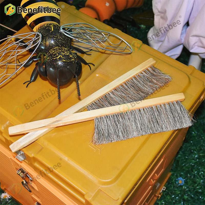 Včelárske náradie Benefitbee Drevená kefa na včely s dvoma radmi prasličkových vlasov Nové kefy na včely Včelárske vybavenie pre včelárstvo