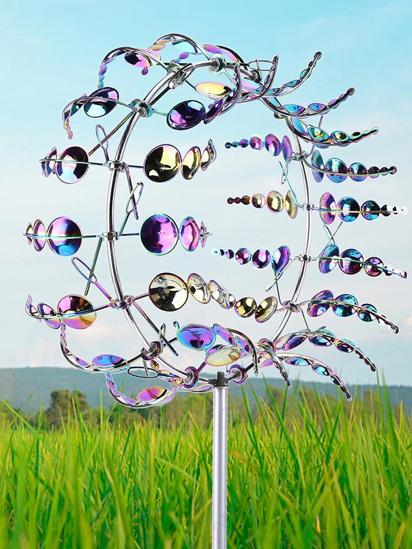 Magický farebný kovový veterný mlyn, jedinečný vonkajší veterný mlyn, otáčajúce sa lapače vetra, nádvorie, terasa, trávnik, záhrada, dekorácia, vonkajšia