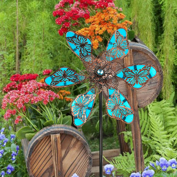 Дворна метална вятърна въртяща се многоцветна светлина Вятърна мелница във формата на пеперуда със стоящ стълб за декорация на морава на открит двор