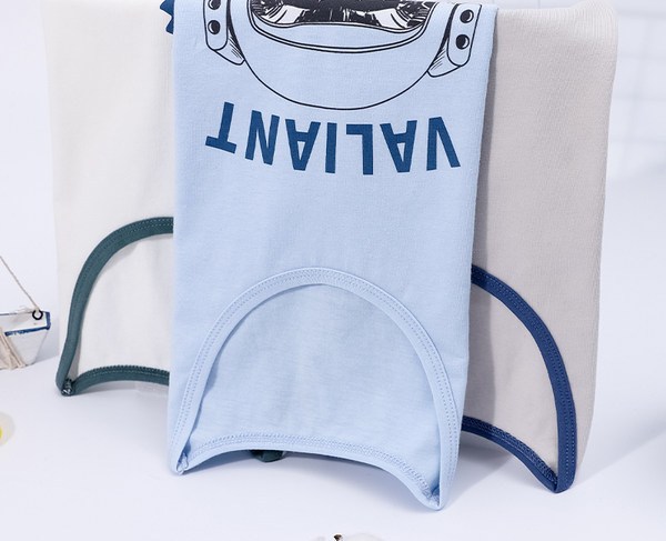 Laisvalaikio stiliaus apatinis kaklelis su aplikacijomis berniukams