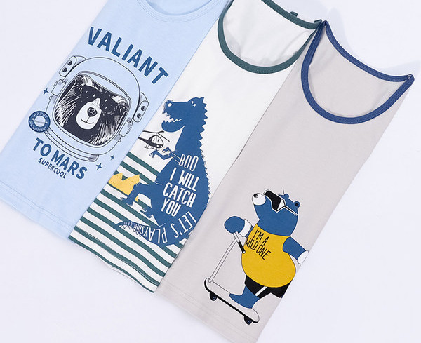 Laisvalaikio stiliaus apatinis kaklelis su aplikacijomis berniukams