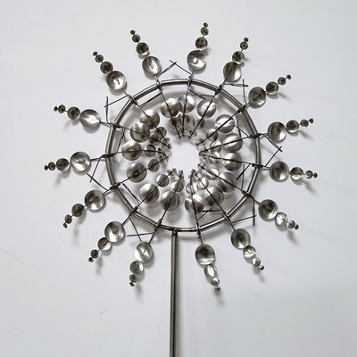 Unikalūs ir stebuklingi metaliniai vėjo malūnai Vėjo suktukai Sodo aikštės centro puošmenos vėjo gaudyklės lauke besisukantis metalinis vėjo malūnas