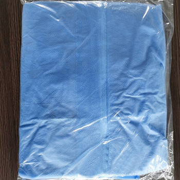Защитно изолиращо облекло от нетъкан текстил за еднократна употреба sms прахоустойчиво пречистване Защитно облекло със спрей за боядисване от една част с качулка
