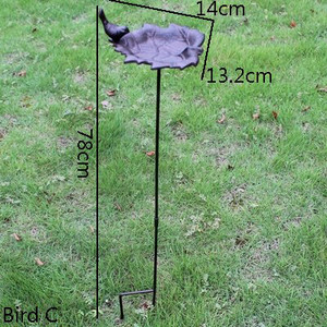 Antikvarinis kaimiškas sodo gėlių ketaus paukščių vonia su ilgu kištuku Europos namų lauko žolės vejos įdėklas Dekorinis geležinis paukščių tiektuvas