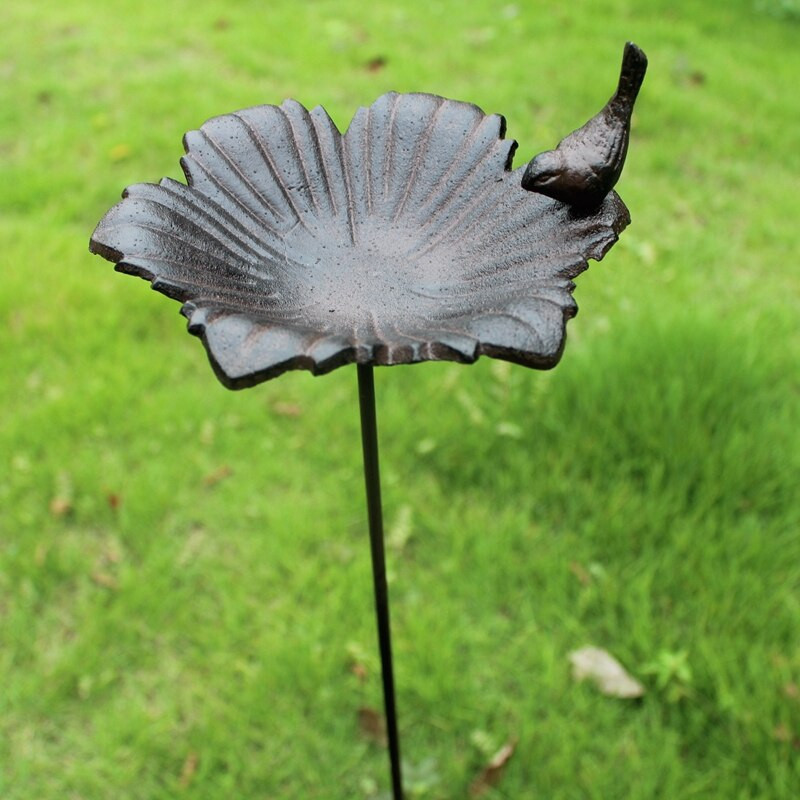 Antikvarinis kaimiškas sodo gėlių ketaus paukščių vonia su ilgu kištuku Europos namų lauko žolės vejos įdėklas Dekorinis geležinis paukščių tiektuvas