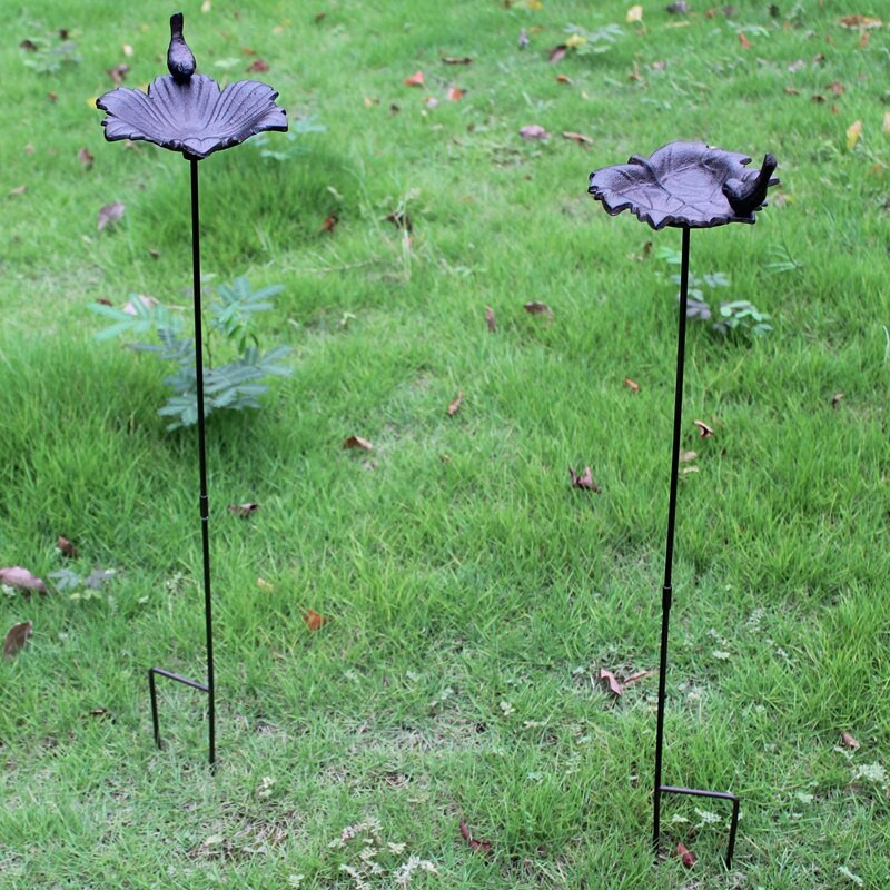 Antikvarinis kaimiškas sodo gėlių ketaus paukščių vonia su ilgu kištuku Europos namų lauko žolės vejos įdėklas Dekorinis geležinis paukščių tiektuvas