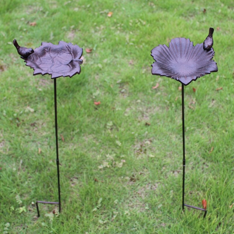 Antikvarinis kaimiškas sodo gėlių ketaus paukščių vonia su ilgu kištuku Europos namų lauko žolės vejos įdėklas Dekorinis geležinis paukščių tiektuvas