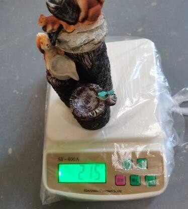 Päikeseenergia vaiguga siseõue purskkaevu aiakujundus LED-valgusega orava aiakaunistusega välibanaani simulatsiooniga kaunistus