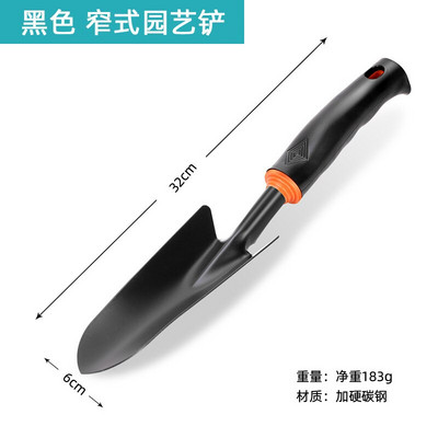 Sodo įrankiai, juoda plastikinė rankena, plastikinis purškiklis, dvigubos paskirties kapliai, penkiadantė grėblio kastuvas, lauko kaplis ir gėlių kastuvas.