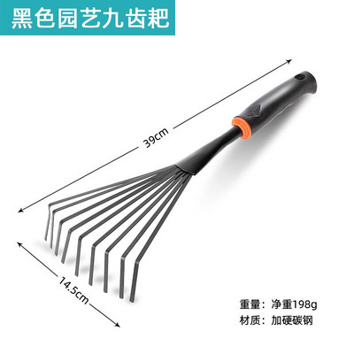 Sodo įrankiai, juoda plastikinė rankena, plastikinis purškiklis, dvigubos paskirties kapliai, penkiadantė grėblio kastuvas, lauko kaplis ir gėlių kastuvas.