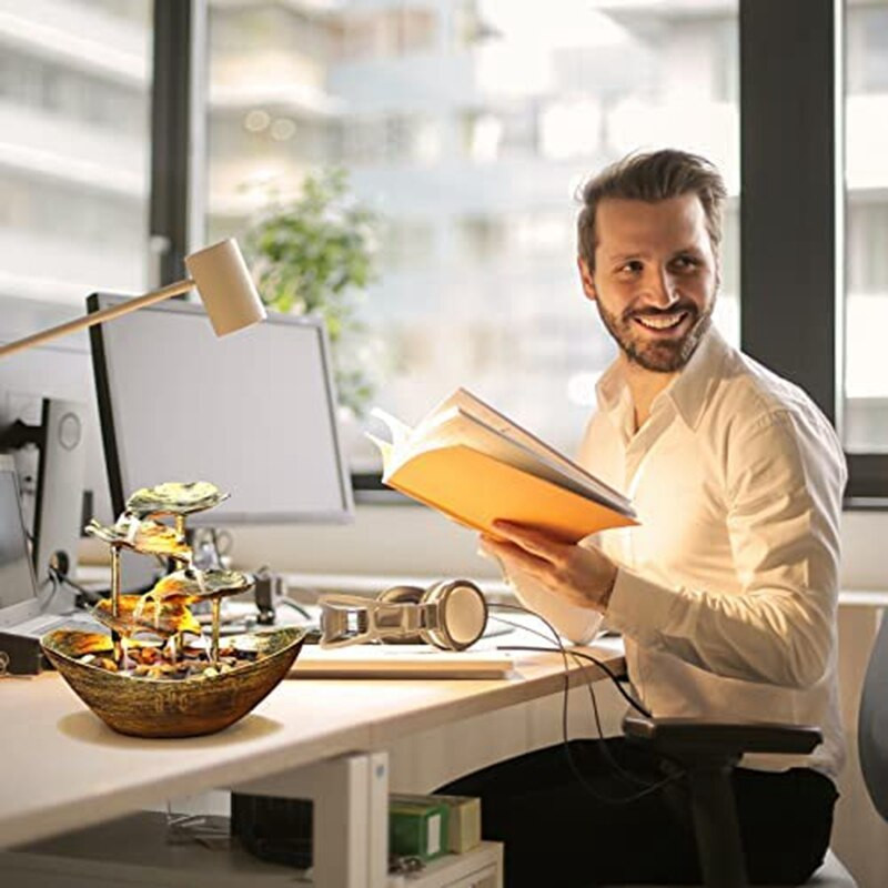 Stolová fontána, vodná fontána s teplým svetlom v interiéri, malá fontána vhodná na relaxáciu v domácej kancelárii