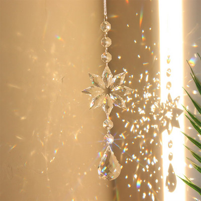 Kristallvalguspüüdja prisma lumehelbeakna ornament aias rippuva auto ripatsiga kodukaunistuseks Xmas Drop jõulukaunistus