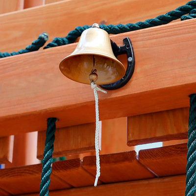 Звънци за вечеря на открито, изработени от златен чугун | Скобата монтира камбаната към двете вътрешни и външни стенни повърхности