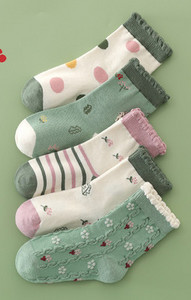 Dječje čarape sa cvjetnim motivima