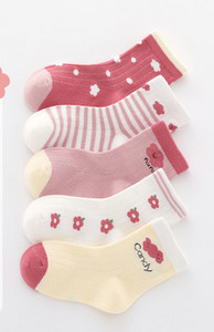 Dječje čarape sa cvjetnim motivima