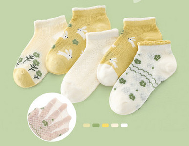 Įvairių spalvų vaikiškos kojinės mergaitėms