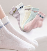 Vaikiškos kojinės su kaspinu ir gėlių motyvais