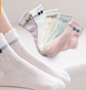 Vaikiškos kojinės su kaspinu ir gėlių motyvais