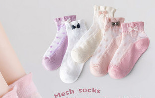 Vaikiškos kojinės su kaspinu ir gėlių motyvais