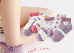 Vaikiškos kojinės su kaspinu ir gėlių motyvais