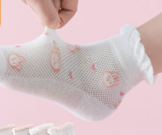 Vaikiškos kojinės su kaspinu ir gėlių motyvais