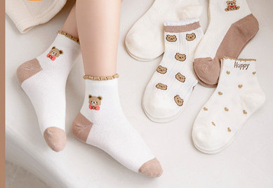 Vaikiškos kojinės su kaspinu ir gėlių motyvais